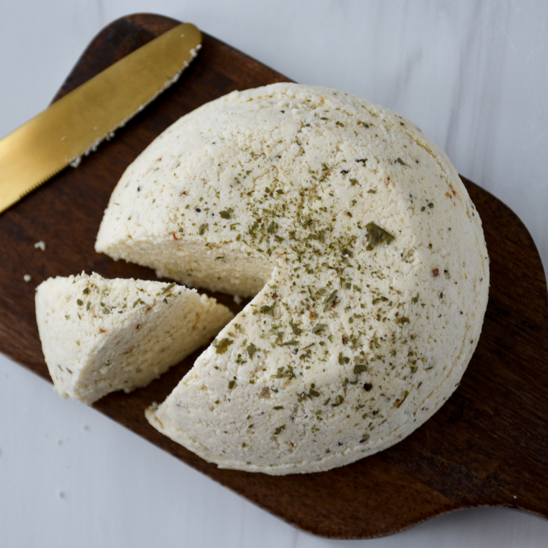 Queso fresco casero con hierbas y ajo