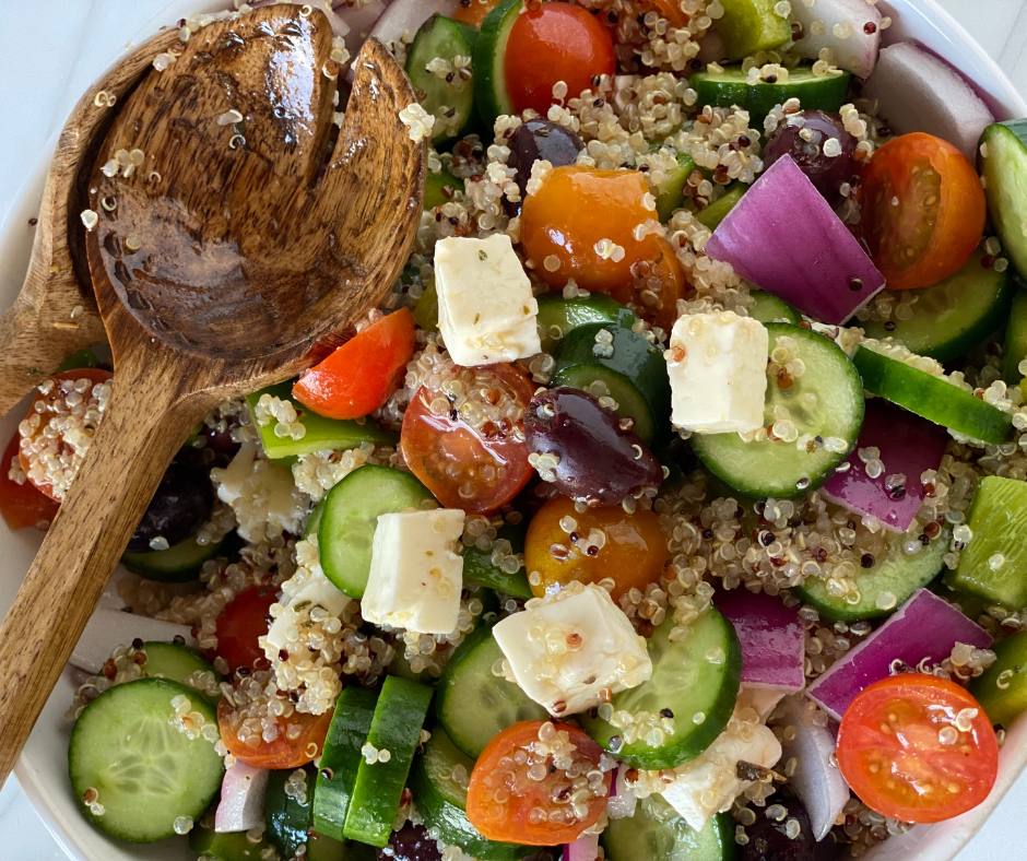 Ensalada griega con quinoa integral